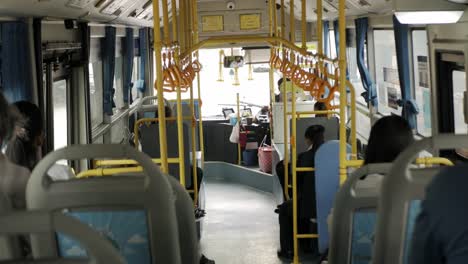 dentro del autobús local sucio en bangkok