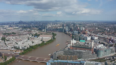 Antigua-Central-Eléctrica-De-Battersea-Que-Quema-Carbón-En-La-Orilla-Del-Río-Támesis-Y-Modernos-Edificios-De-Apartamentos-Alrededor.-Vista-Panorámica-Aérea-De-La-Ciudad-Capital.-Londres,-Reino-Unido