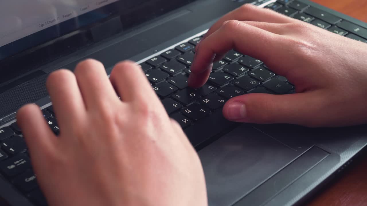 primer plano de las manos de un hombre de negocios irreconocible escribiendo en el teclado del portátil 03