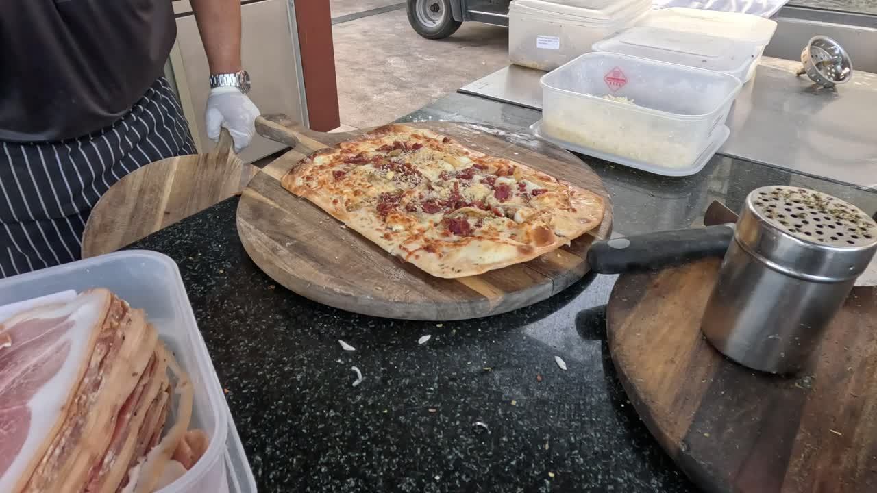 la secuencia de la fabricación de la pizza desde la cubierta hasta el horneado.