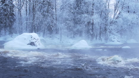 Río-Humeante-En-Una-Helada-Mañana-De-Invierno