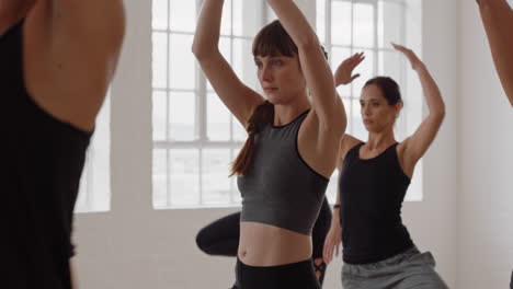 Clase-De-Yoga-De-Jóvenes-Multirraciales-Practican-La-Postura-Del-árbol-Disfrutando-De-Un-Estilo-De-Vida-Saludable-Haciendo-Ejercicio-En-El-Gimnasio-Instructor-Grupo-Guía-Meditación-Enseñanza-Postura-De-Entrenamiento