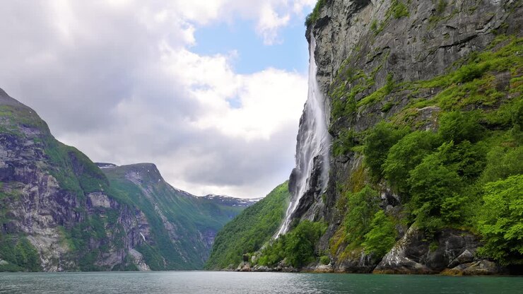 Maestosa cascata che si getta dalle scogliere del fiordo in Norvegia.