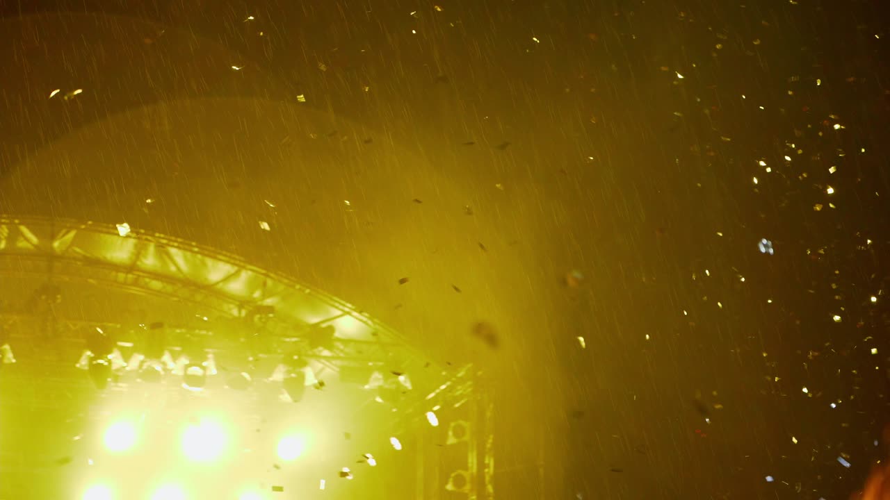 confeti en el aire durante un concierto. luz multicolor en un festival de música. iluminación del escenario. espectáculo de luces