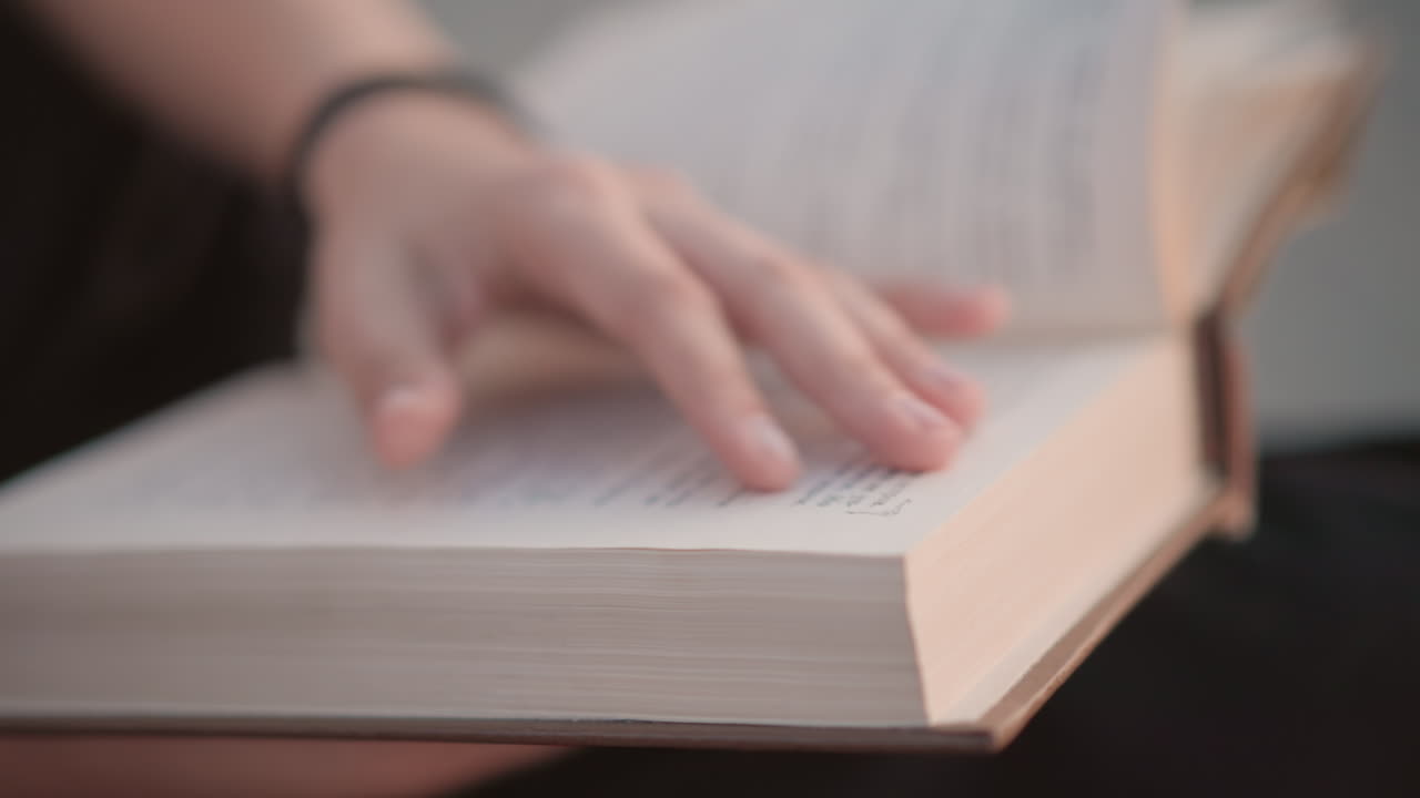 Donna concentrata esamina attentamente il testo, venditrice caucasica esamina il copione con precisione, donna caucasica sfoglia attentamente le pagine mentre esamina i paragrafi in un ambiente interno tranquillo