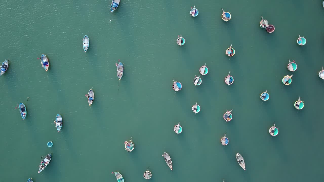 무이네, 베트남에 있는 둥근 형형색색의 전통 어선과 그림자의 전방 비행 평면도