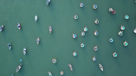 Vorwärts-Fliegende-Draufsicht-Auf-Runde-Bunte-Traditionelle-Fischerboote-Und-Schatten-In-Mui-Ne,-Vietnam