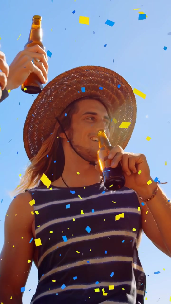 Bevitore che beve birra dopo il brindisi degli amici, festeggiamenti, coriandoli che cadono sul cappello, eventi.