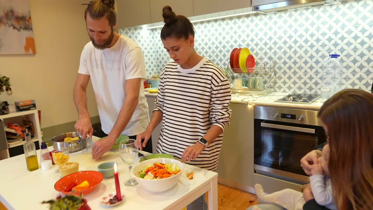 pareja cocinando juntos en la cocina