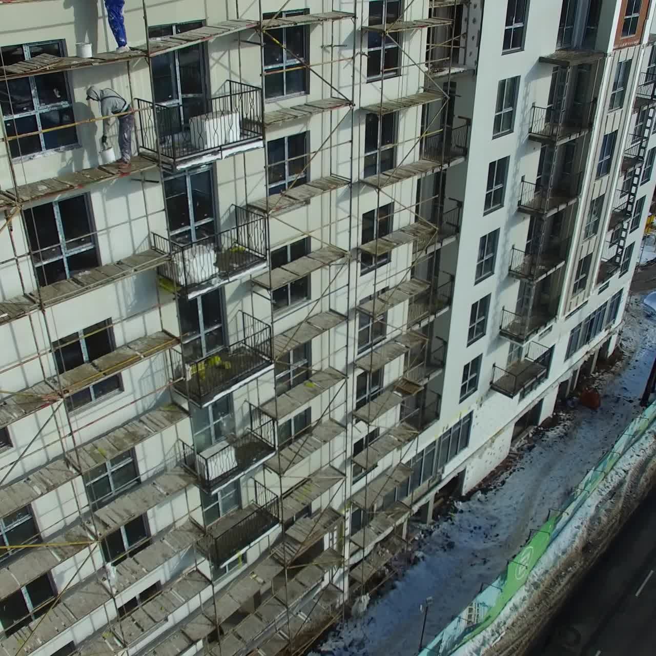 grúa de construcción y rascacielos