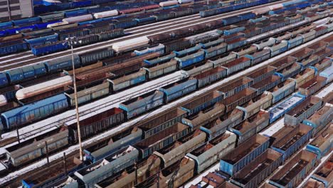 miles de vagones de carga almacenados en el patio de trenes de katowice en polonia