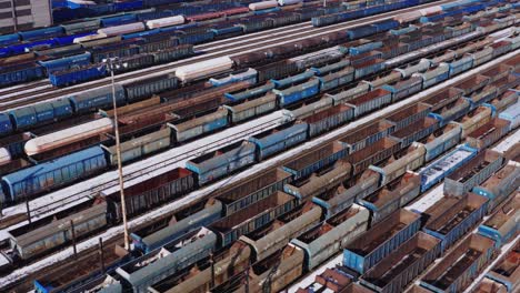 des milliers de wagons de marchandises entreposés dans la gare de triage de katowice en pologne