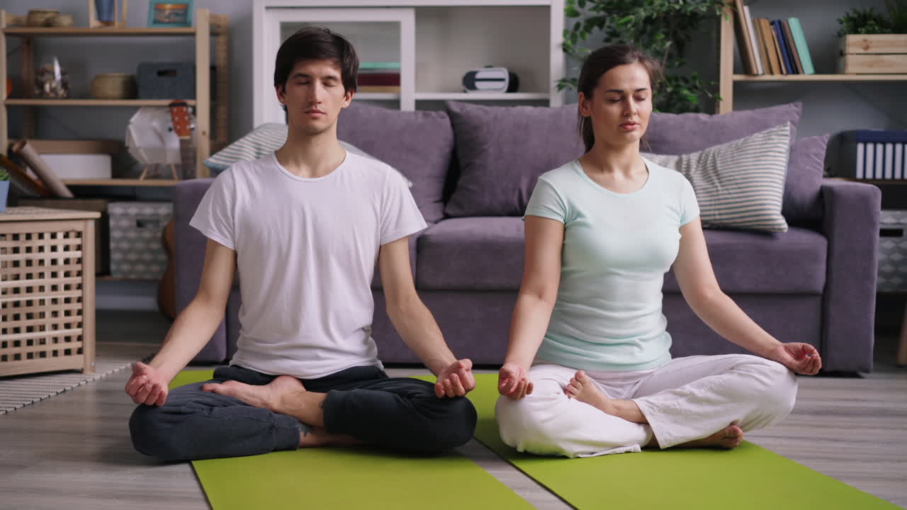 pareja meditando en casa