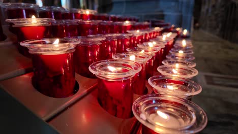 velas de oración ardiendo en la iglesia
