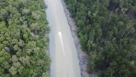 Vista-Aérea-Siga-El-Barco-En-El-Río-En-El-Manglar.