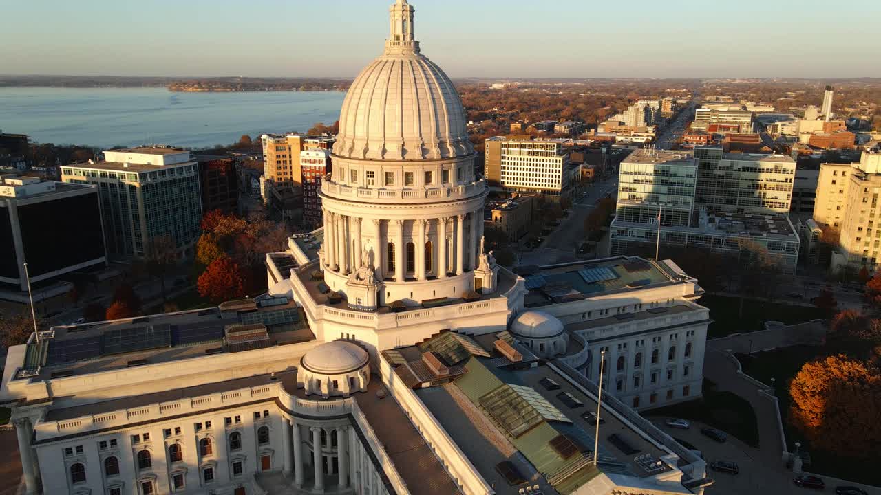 capitolio estatal en el centro de madison wisconsin durante imágenes aéreas al atardecer, edificio gubernamental