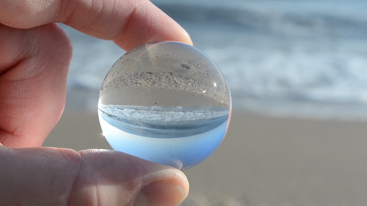 Optagelse gennem en krystalkugle. Optagelse på stranden
