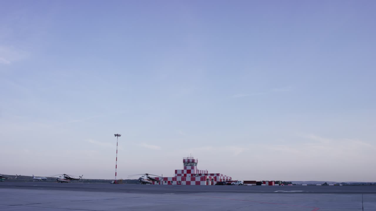 새벽이나 저녁에 공항 장면