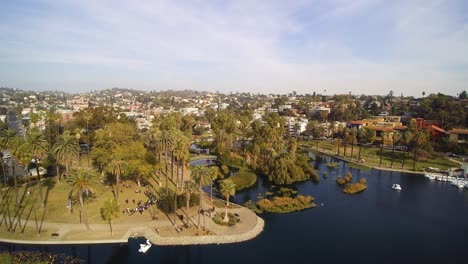 Toma-Aérea-De-La-Tarde-Del-Parque-Echo-En-Los-ángeles