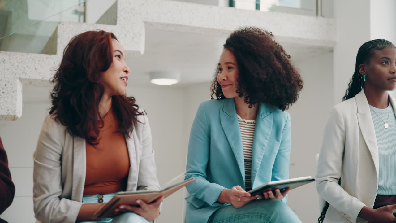 Tre donne in una riunione di lavoro