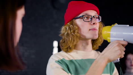 joven líder ambiental femenina dando un discurso en megáfono contra la inacción del cambio climático