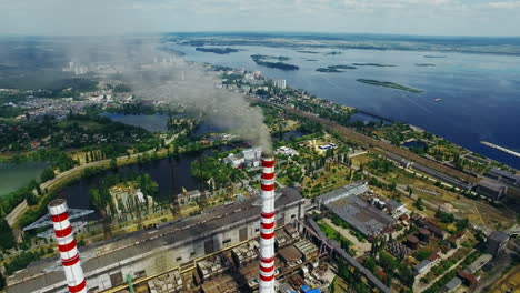 Central-Termoeléctrica-Con-Chimeneas-De-Humos.-Paisaje-Aéreo