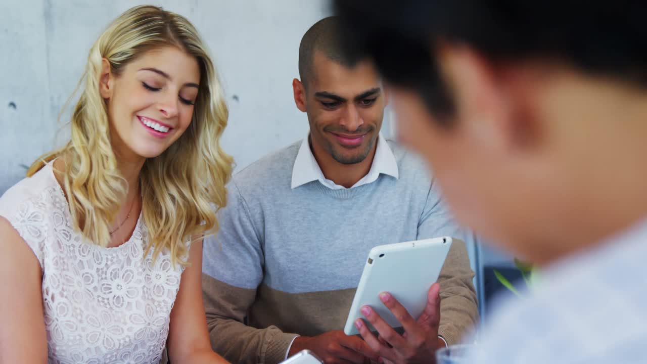 colegas que usan tableta digital 4k