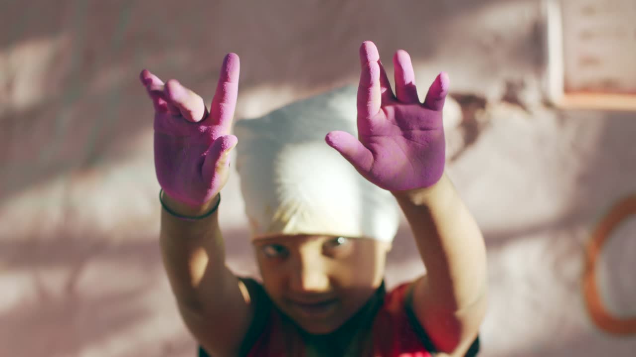 인도 라자스탄 에서 힌두교 의 홀리 축제 를 축하 하는 아이 들