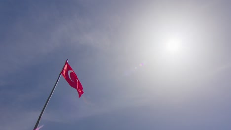 bandera de turquía ondeando en el viento, el cielo y el sol de fondo.