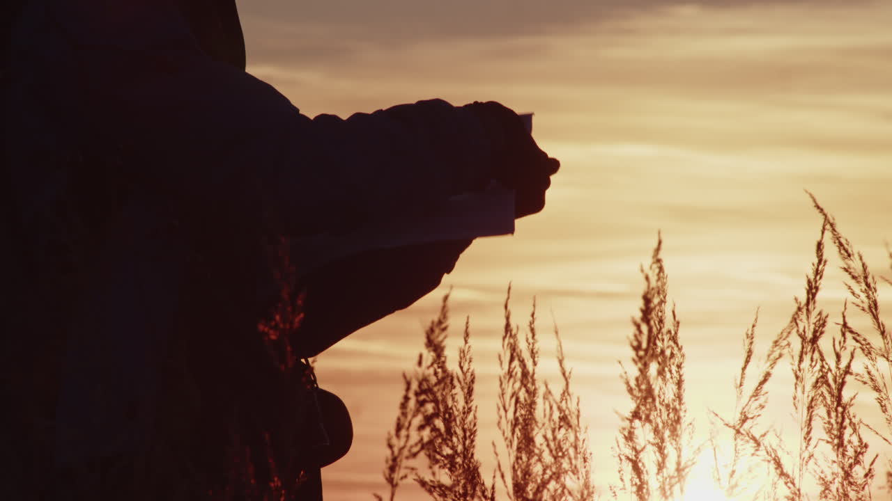 el turista se encuentra en un prado en el viento