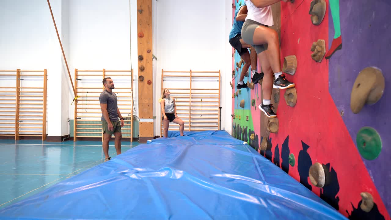 실내에서 바위 등반하는 사람들