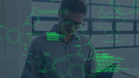 animación de procesamiento de datos y fórmula química sobre la escritura del hombre de negocios caucásico