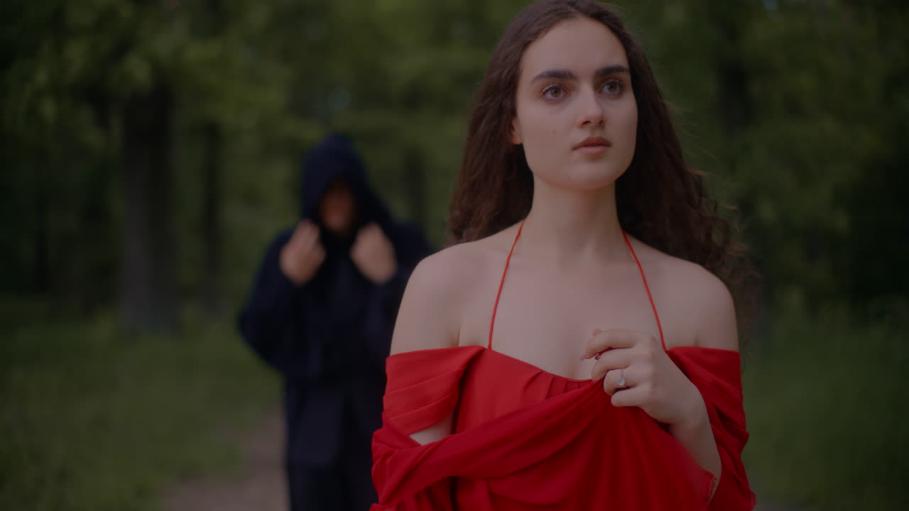 inocente mujer triste y segador