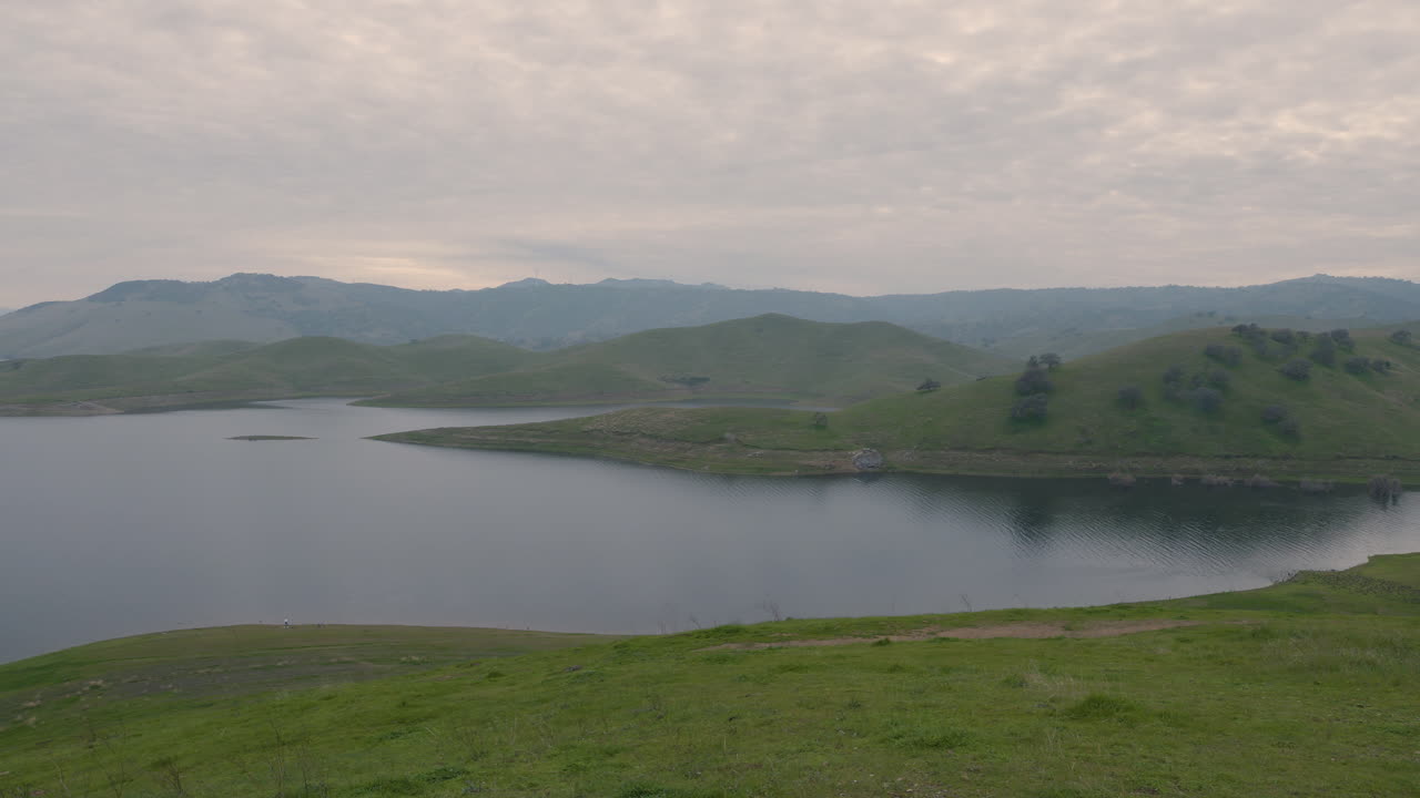 панорамный снимок небольшого озера с окружающей его свежей зеленой травой, расположенного в округе лос-анджелес, калифорния
