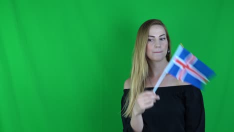 mujer rubia agitando delante de la bandera de islandia pantalla verde