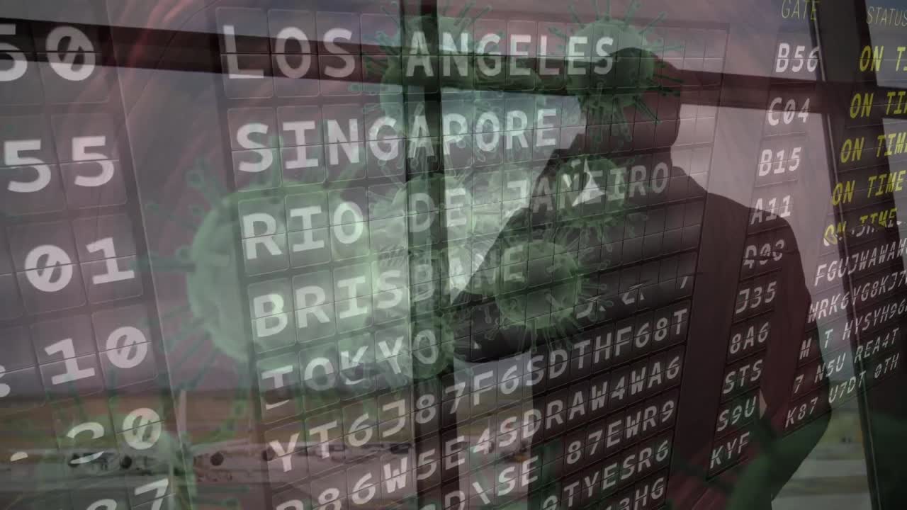 animación de horarios y células de virus sobre hombre caucásico hablando en teléfono inteligente en el aeropuerto