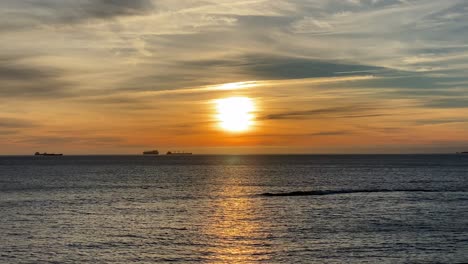 amanecer sobre un ambiente tranquilo sobre el océano en portugal
