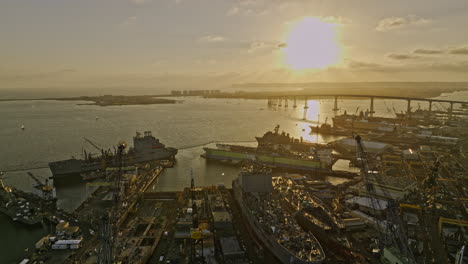 san diego california antena v97 vista panorámica, sobrevuelo bajo construcción de barcos marítimos comerciales orzuelos en el área industrial de barrio logan con vista a la bahía al atardecer - filmado con cine mavic 3 - septiembre de 2022