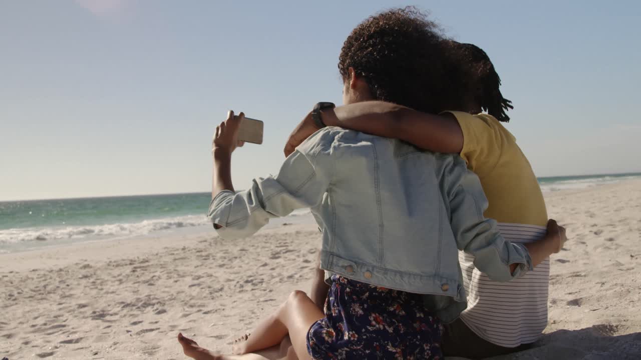pareja tomando una selfie con teléfono móvil en la playa 4k