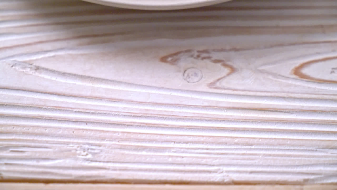 얹은 밥 위에 다진 돼지고기와 칠리를 곁들인 튀긴 태국 바질 볶음 - 태국 현지 음식 스타일