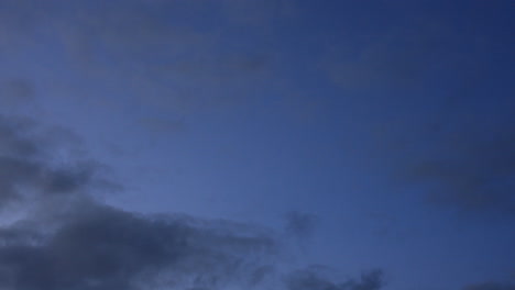 Lapso-De-Tiempo-De-Las-Nubes-Moviéndose-De-Izquierda-A-Derecha-Con-El-Cielo-Azul-Detrás,-Oscureciéndose-Gradualmente-A-Medida-Que-Se-Acerca-La-Noche