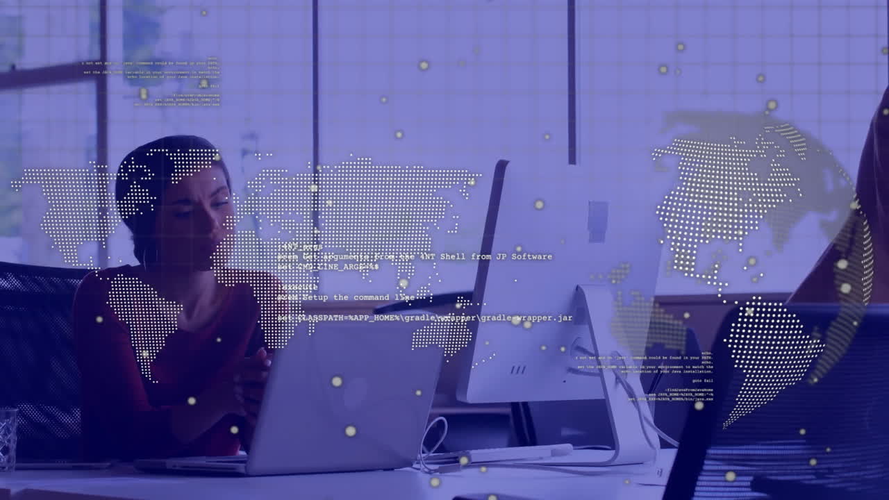 animación del procesamiento de datos sobre una mujer de negocios biracial usando una computadora portátil