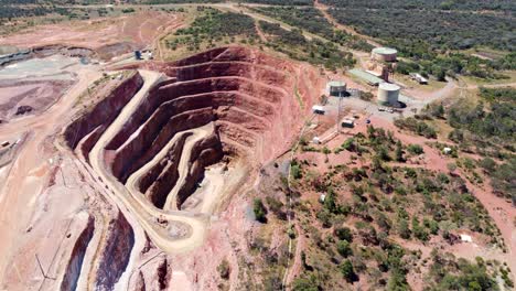 Dron-Aéreo-Foso-Minero-Corte-Abierto-Mina-De-Mineral-De-Cobre-Con-Tanque-De-Agua-Matorrales-Roca-Roja-Industria-De-Viajes-Turismo-Fort-Bourke-Hill-Cobar-Nsw-Australia-Outback-4k