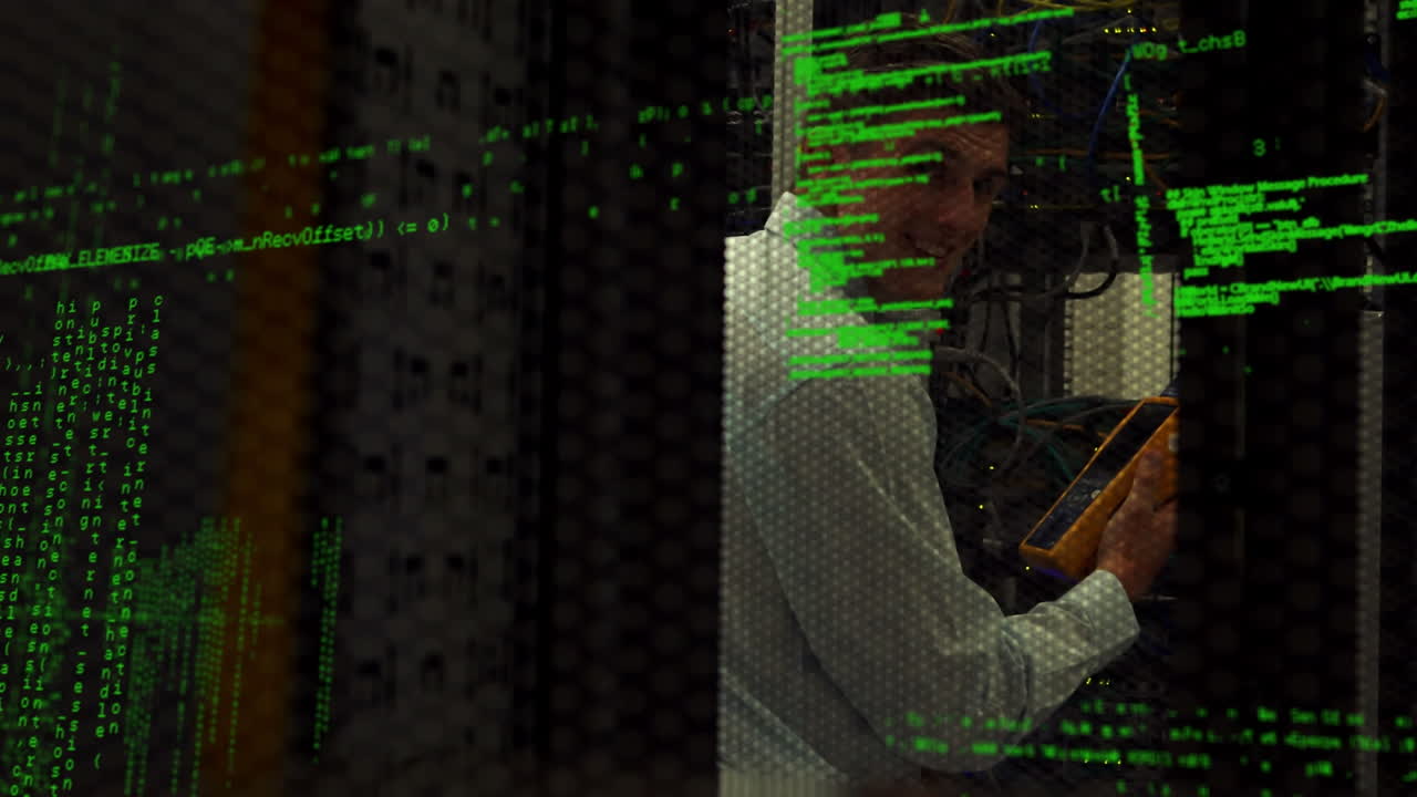 Animation der Datenverarbeitung über einem kaukasischen Mann im Serverraum