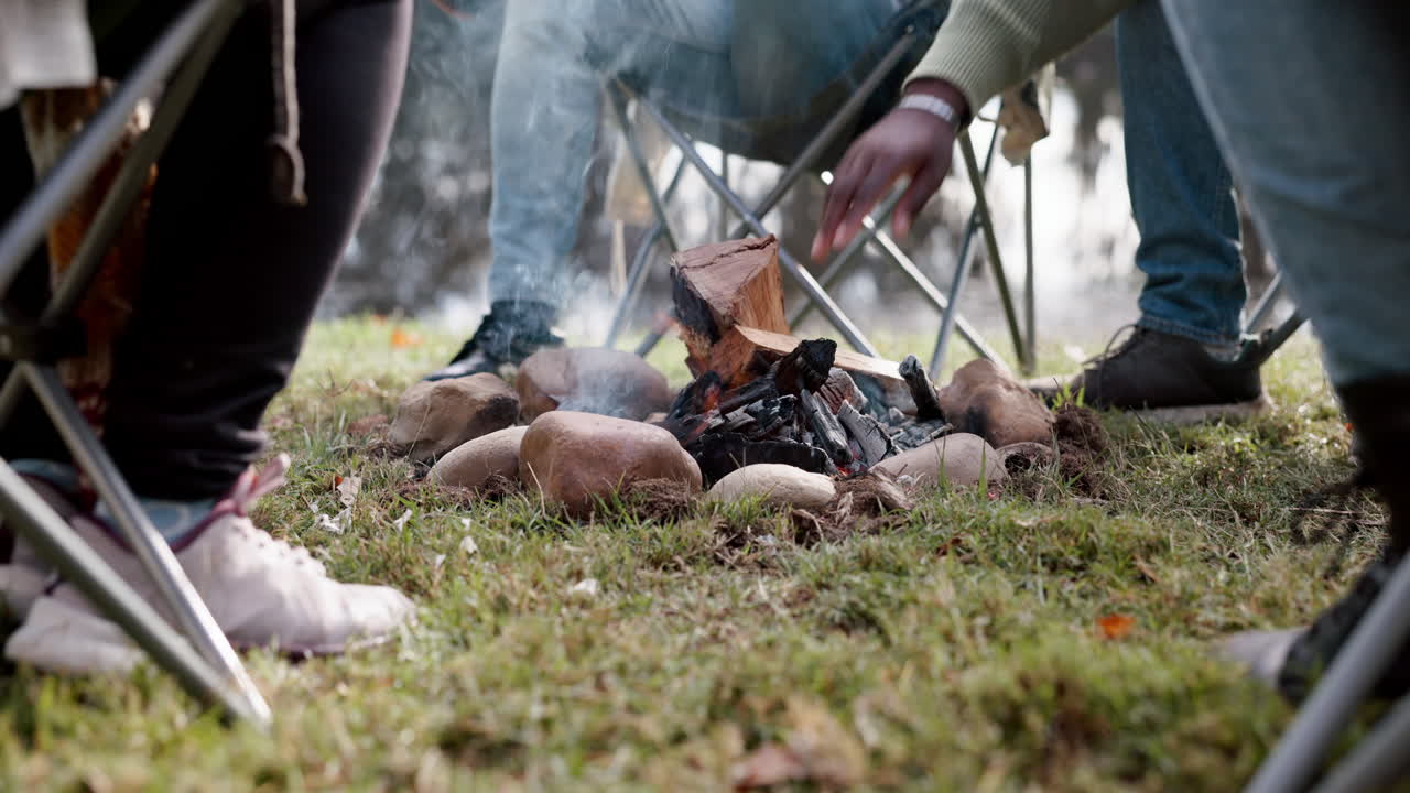 amigos, fogatas y gente al aire libre en la naturaleza