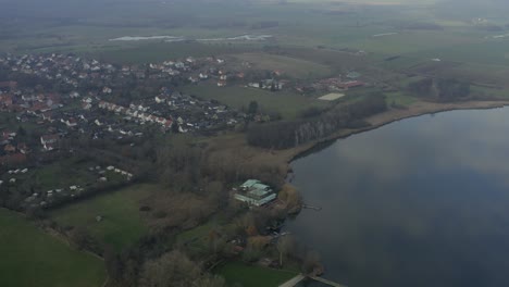 Drohnenantenne-Des-Seeburgsees-Seeburger-See-An-Einem-Schönen-Sonntagmorgen-Im-Harz-Nationalpark-Bei-Göttingen-In-Mitteldeutschland