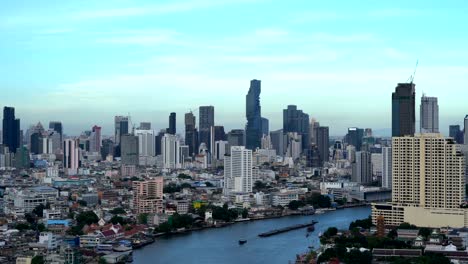 ciudad inteligente. distrito financiero, edificios rascacielos, y el río chao phraya. área del centro de bangkok con cielo azul al mediodía, tailandia. 4k cityscape vdo