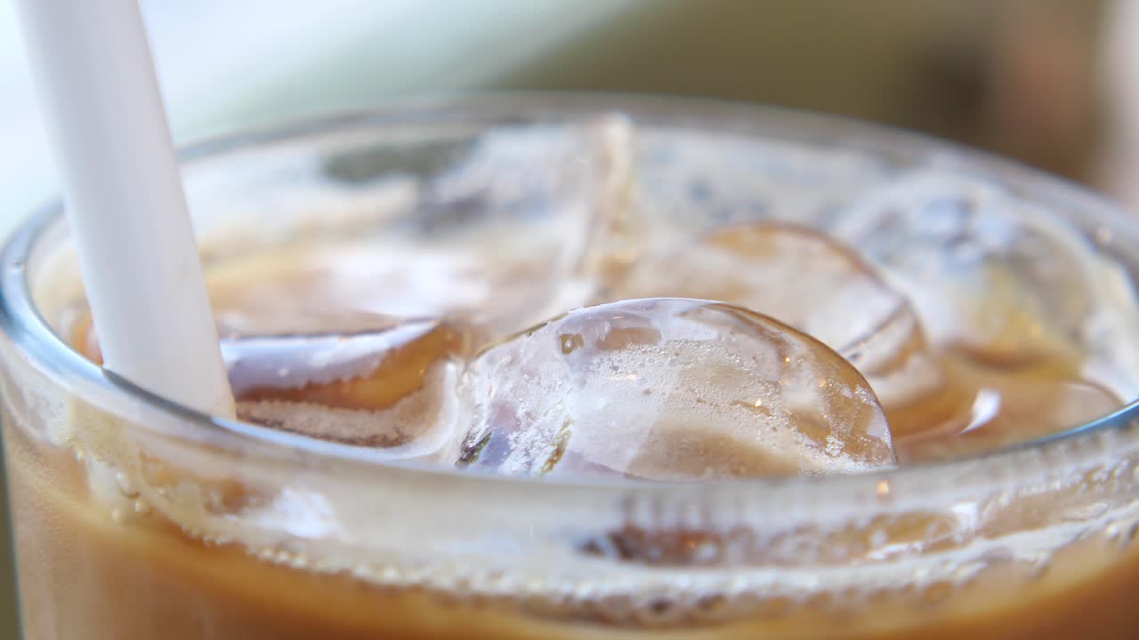 유리에 아이스 커피