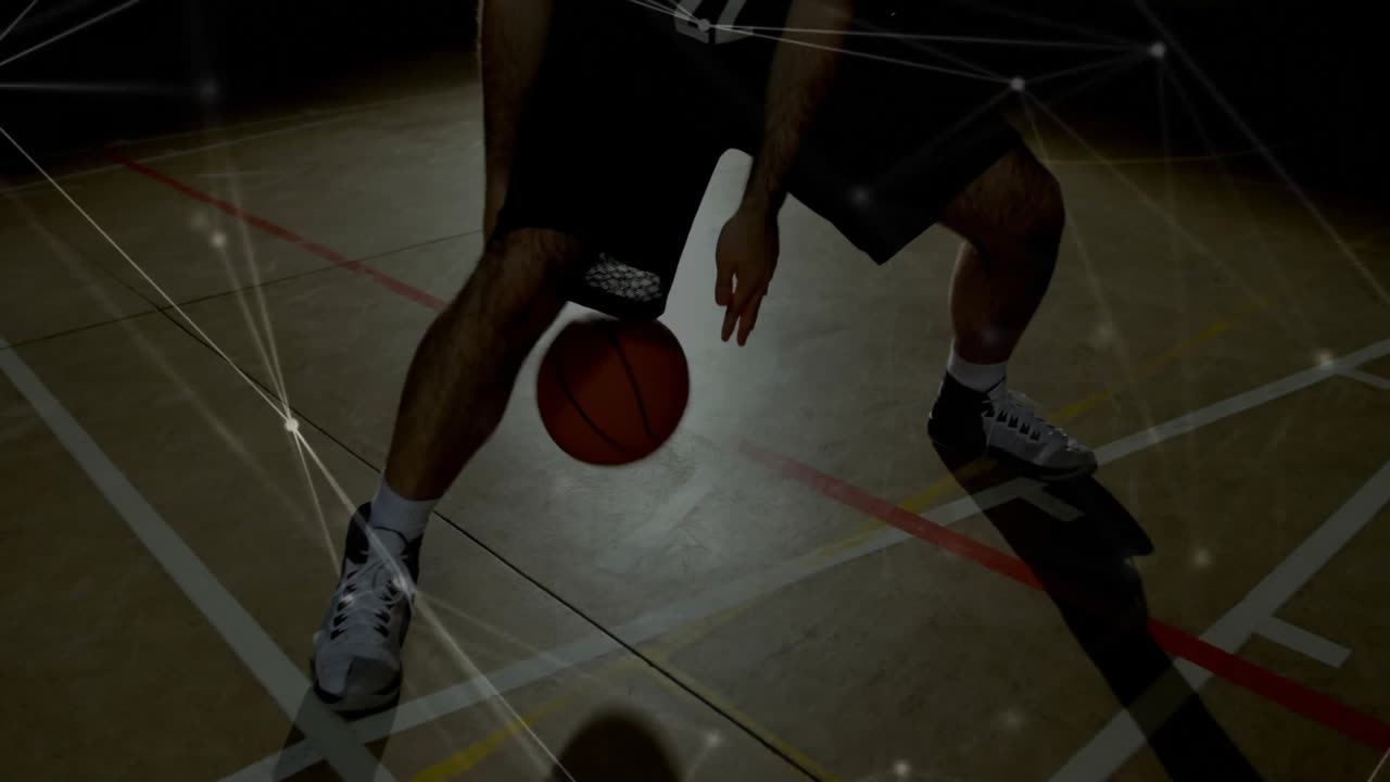 Iniziando il palleggio in campo, un atleta pratica un crossover tra le gambe mentre una sovrapposizione di rete pulsa.