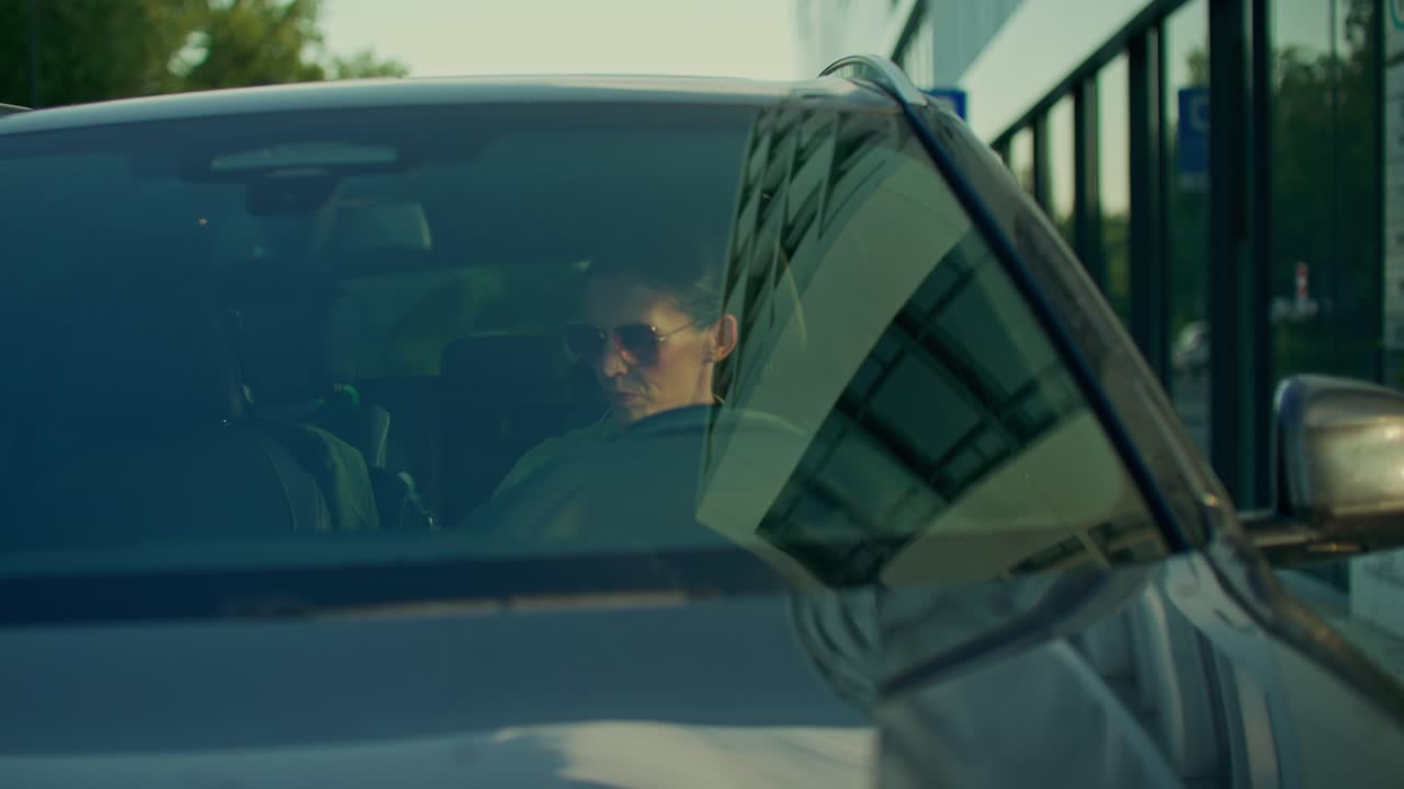 Donna che beve il caffè in auto
